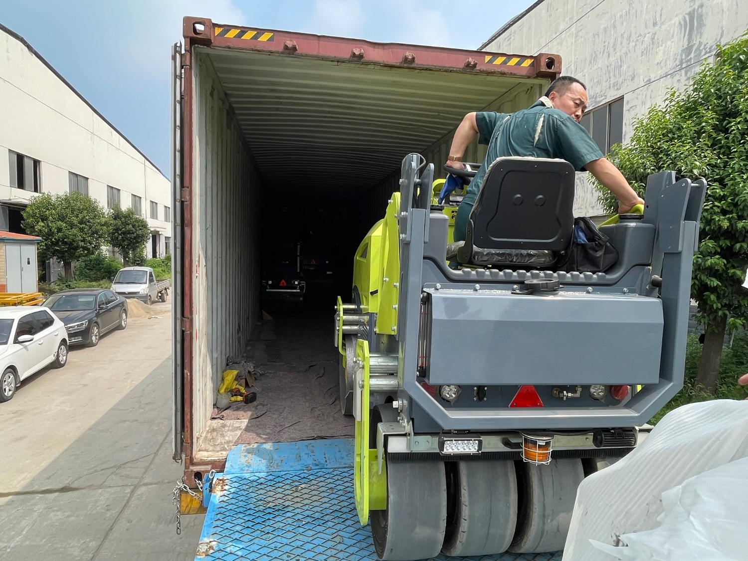 發(fā)往俄羅斯圣彼得堡20臺思拓瑞克雙鋼輪、鋼膠壓路機裝柜進行時···